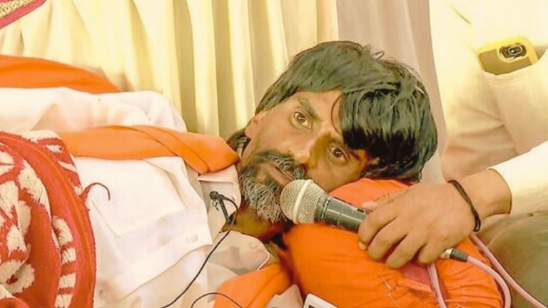 Manoj Jarange: 'याच्या *#$%X@.. त्यांच्या &#$%@', Manoj जरांगेंनी थेट सरकारला हासडल्या बेफाम शिव्या मनोज जरांगेंची सरकारला शिवीगाळ