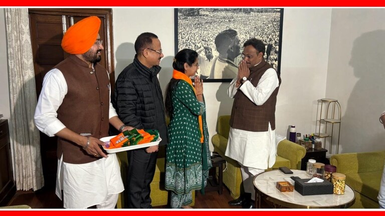 Chandigarh Mayor : विनोद तावडेंनी रात्रीतून बदलला 'गेम'; आपचा 'करेक्ट कार्यक्रम' ! newly appointed Mayor of Chandigarh Manoj Sonkar has resigned from his post.