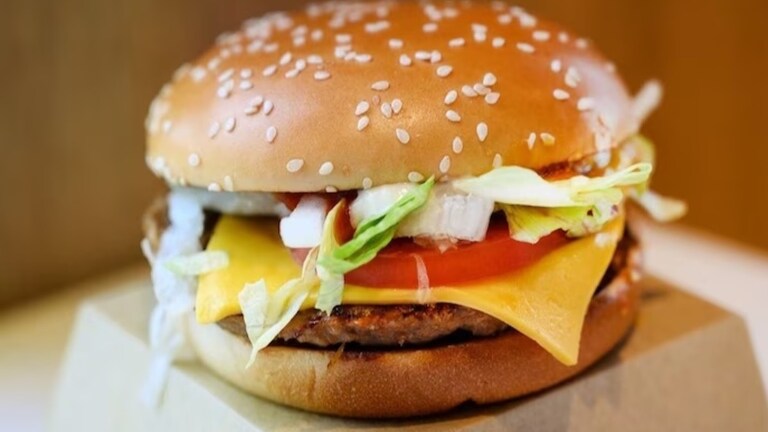 McDonald कडून ग्राहकांची घोर फसवणूक, बर्गरमध्ये बनावट चीजचा वापर fda big action aginst mcdonald fake cheese use in burger ahmednagar news