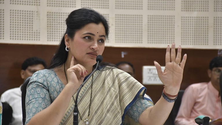 Navneet Rana यांना महाराष्ट्र सरकारचा 'सुप्रीम' झटका, निवडणुकीआधी वाढल्या अडचणी? नवनीत राणांची धडधड वाढली