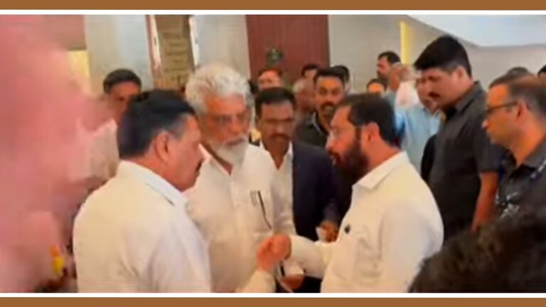 Maharashtra News : शिंदेंचे आमदार लॉबीत भिडले! एकमेकांना धक्काबुक्की dada bhuse mahendra thorve fight news