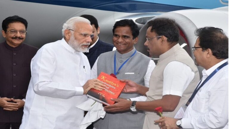 Vinod Tawade : 2019 ला तिकीट कापलं, आज थेट तावडेंनी मोदींचीच उमेदवारी जाहीर करून टाकली! bjp loksabha candidate first list announce vinod tawade pm narendra modi contets varanasi lok sabha election 2024