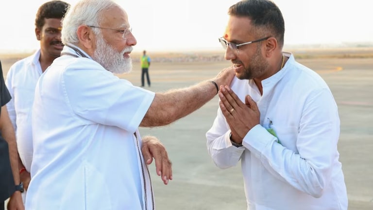 कार्यकर्त्यांचं प्रेम पाहून मोदी झाले भावूक, जुळ्या बाळांचा बाप होऊनसुद्धा कार्यकर्ता... Narendra Modi