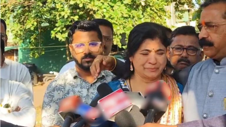 Rajan Salvi : ACB कार्यालयातून बाहेर आल्या अन् अनुजा साळवी ढसाढसा रडल्या anuja salavi cry after 4 hours acb inquiry rajan salavi thackeray group mla