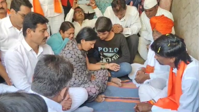 Manoj Jarange : जरांगेंशी बोलताना तरूणाच्या आईच्या डोळ्यात अश्रुंच्या धारा Mumbai Tak