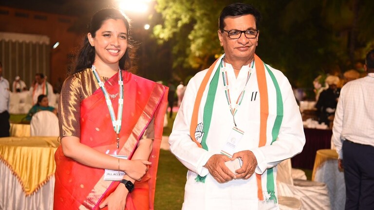 Jayashree Thorat : थोरातांची तिसरी पिढी सक्रिय राजकारणात! कोण आहेत डॉ. जयश्री थोरात? डॉ. जयश्री थोरात यांची संगमनेर तालुका युवक काँग्रेसच्या अध्यक्षपदी नियुक्ती करण्यात आली आहे.