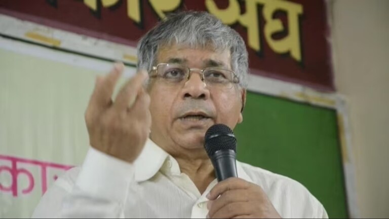 प्रकाश आंबेडकरांनी ठाकरे-पवारांसमोर ठेवली 'ही' अट, तब्बल... Mumbai Tak