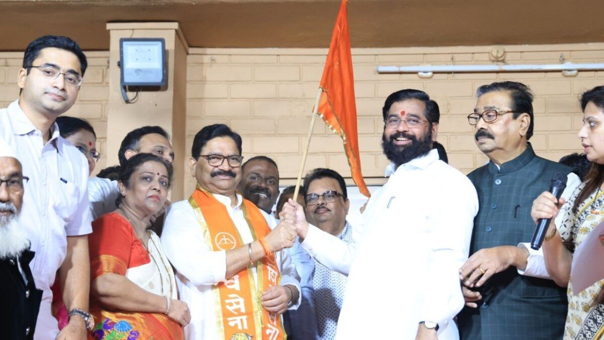 ठाकरे गटाचे नेते रवींद्र वायकर यांनी मुख्यमंत्री एकनाथ शिंदे यांच्या उपस्थितीत शिवसेनेत प्रवेश केला आहे. 