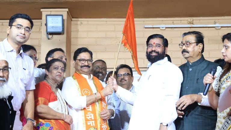 Ravindra Waikar : ठाकरेंसोबतची निष्ठा विसर्जित, वायकरांची शिंदेंच्या सेनेत एन्ट्री! ठाकरे गटाचे नेते रवींद्र वायकर यांनी मुख्यमंत्री एकनाथ शिंदे यांच्या उपस्थितीत शिवसेनेत प्रवेश केला आहे.