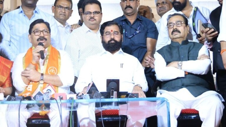 Ravindra Waikar यांनी उद्धव ठाकरेंची साथ का सोडली? प्रवेशानंतर केला खुलासा  ''खरं म्हणजे गेली 50 वर्ष शिवसेनेत काम केले आहे. 1974 ची पहिली जोगेश्वरीतील दंगल, त्या वेळेपासून बाळासाहेब ठाकरे यांच्याबरोबर जे पडेल ते काम शिवसेनेचं केलं आहे.