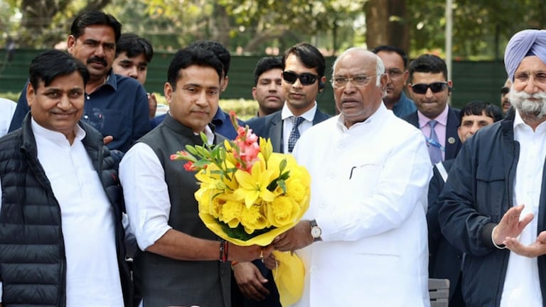 Rahul Kaswan : भाजप खासदाराला काँग्रेसने दिले तिकीट, यादीत कुणाची नावे? काँग्रेसने छिंदवाडामधून कमलनाथ यांचा मुलगा नकुलनाथ यांना तिकीट दिले आहे. तर अशोक गेहलोत यांचा मुलगा वैभव गेहलोत यांना जालोरमधुन उमेदवारी देण्यात आली आहे.