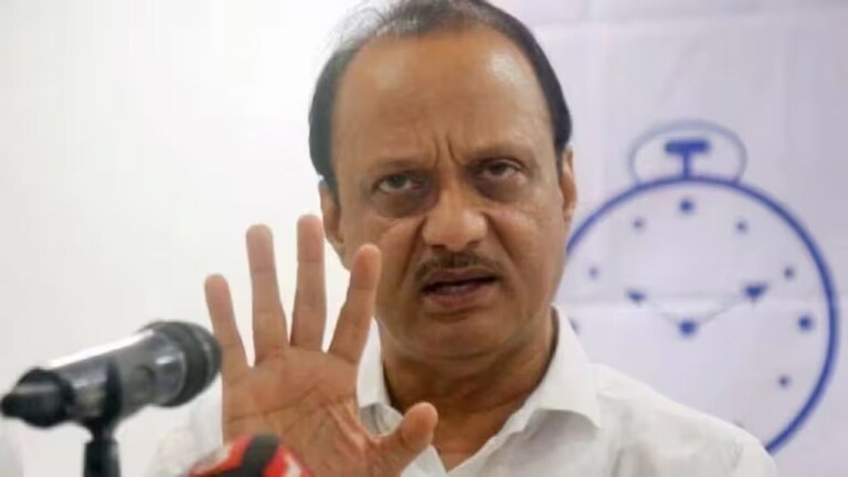 Ajit Pawar : 'मोक्काच्या आरोपीला वाचवलं', जाहीर सभेत अजित पवार हे काय बोलून गेले? एका सभेत बोलताना अजित पवारांनी मोक्कातल्या एका आरोपीला वाचवल्याचा प्रसंग सांगितला.