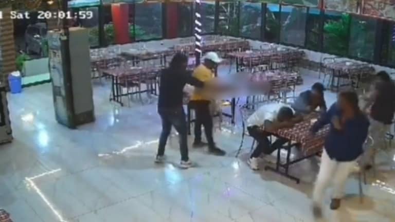 Crime : मित्रानेच काढला मित्राचा काटा, पुर्ववैमनस्यातून... इंदापूर हत्याकांडाची Inside Story अचानक तरूणाच्या मागून एक टोळकी येते आणि अविनाशवर बेछुट गोळीबार करू लागते.