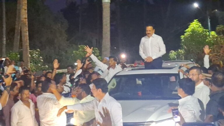 Madha Lok Sabha : माढ्यात प्रचंड राडा! भाजप कार्यकर्त्यांनीच अडवली गिरीश महाजनांची गाडी धैर्यशील मोहिते पाटील लोकसभा निवडणूक लढवणार असल्याची चर्चा आहे. त्यामुळे भाजपसमोर मोठं संकट उद्भवणार आहे.