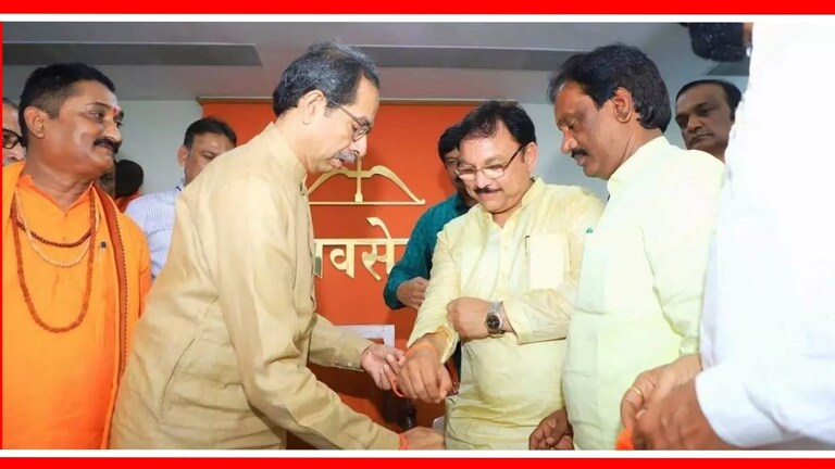 Yavatmal washim : ठाकरेंनी जुना शिवसैनिक उतरवला मैदानात, कोण आहेत संजय देशमुख? संजय देशमुख यांना उद्धव ठाकरे यांनी उमेदवारी जाहीर केली आहे.