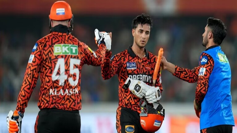 MI vs SRH : सनरायझर्स हैदराबादने रचला इतिहास, सर्वोच्च धावसंख्येचा RCB चा मोडला रेकॉर्ड सनरायझर्स हैदराबादने आयपीएलच्या इतिहासातील सर्वांत मोठी धावसंख्या करण्याचा विक्रम केला आहे.