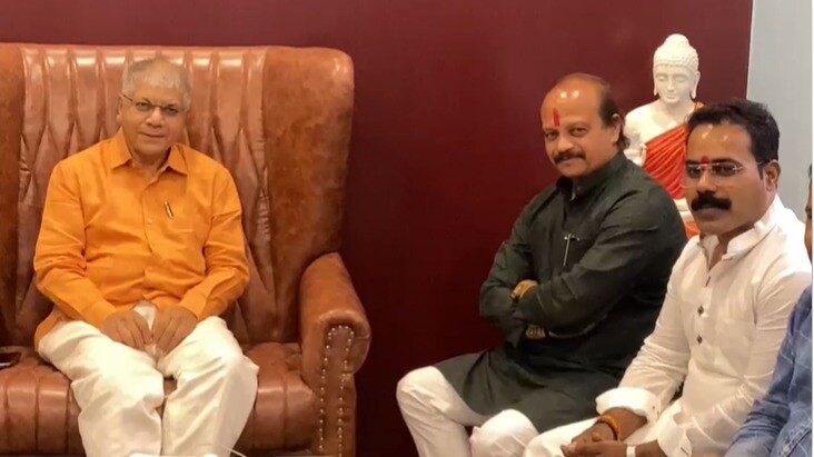 वसंत मोरे यांनी प्रकाश आंबेडकर यांची भेट घेतली. 