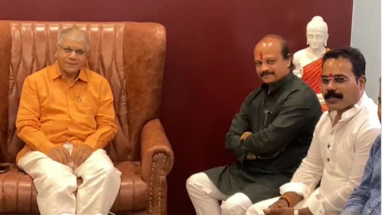 Pune Lok Sabha election 2024 : 'वंचित' वसंत मोरेंना पुण्यातून देणार लोकसभेची उमेदवारी? वसंत मोरे यांनी प्रकाश आंबेडकर यांची भेट घेतली.