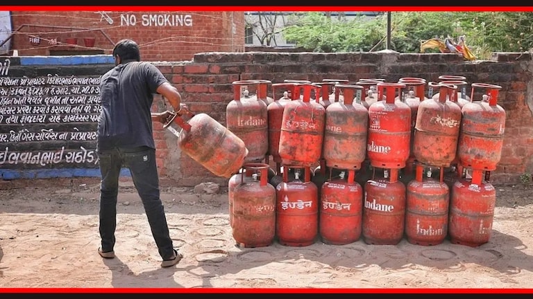 LPG Price : निवडणूक येताच दिलासा! LPG सिलिंडर स्वस्त, दरात किती रुपयांची कपात? व्यावसायिक वापरासाठीच्या एलपीजी सिलिंडरची किंमती किती रुपयांनी झाली कमी?