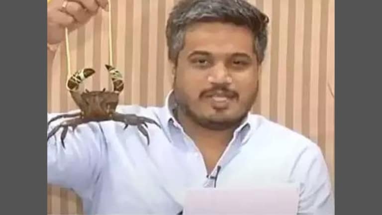 रोहित पवारांकडून खेकड्याचा छळ, PETA ने केली कारवाईची मागणी! नेमकं प्रकरण काय? Mumbai Tak