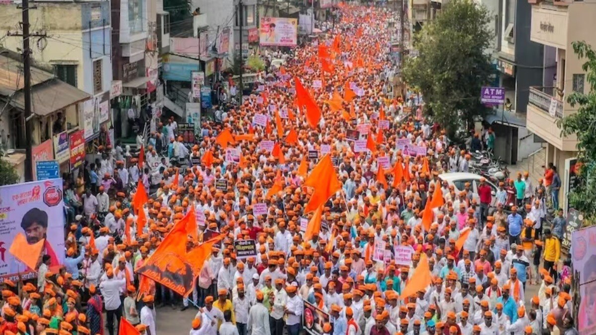 मराठा समाज मुख्य प्रवाहातून पूर्णपणे बाहेर असून हे खूप चिंताजनक असल्याचे सुनील बी शुक्रे यांच्या नेतृत्वाखाली मागासवर्ग आयोगाने म्हटले आहे. 