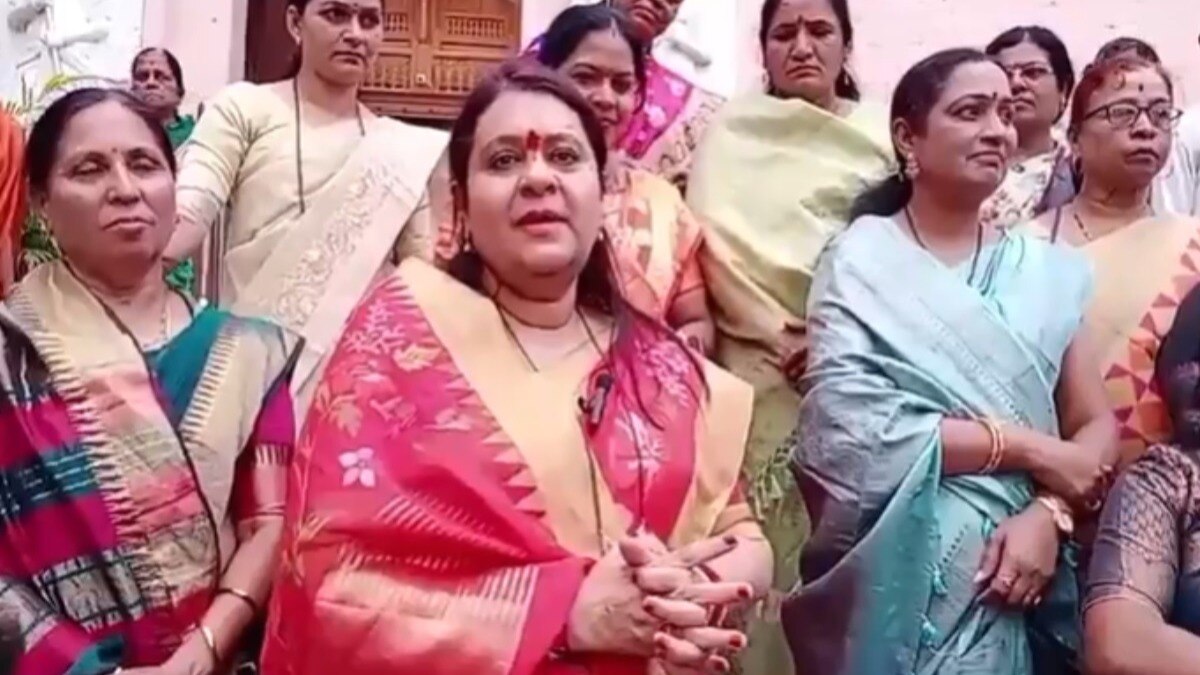 महायुतीच्या राष्ट्रवादीच्या उमेदवार अर्चना पाटील बार्शीत प्रचारात गेल्या होत्या. 