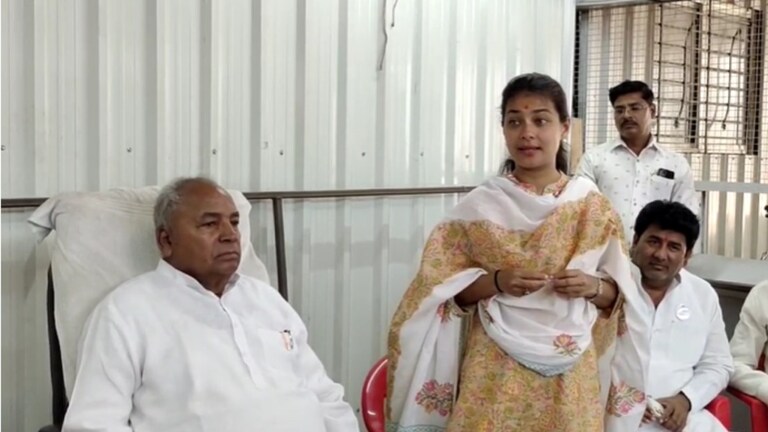 Solapur Lok Sabha Election 2024 : सोलापुरात लोकसभेचं गणित बदललं, प्रणिती शिंदेंना 'या' पक्षाचा पाठिंबा! मार्क्सवादी कम्युनिस्ट पक्षाचे नेते तथा माजी आमदार नरसय्या आडम यांनी प्रणिती शिंदे यांना पाठिंबा जाहीर केला आहे.
