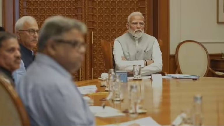 CSDS सर्व्हेः मोदी सरकारचं टेन्शन वाढलं, भाजपची झोप उडवणारा सर्व्हे Mumbai Tak