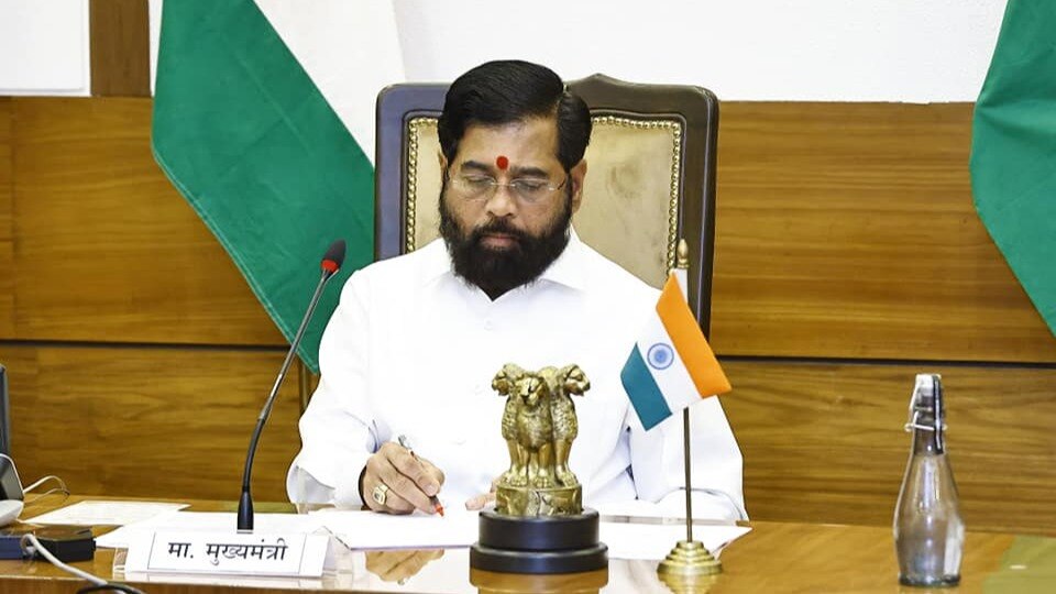 Survey: CM शिंदेंसाठी बॅड न्यूज, शिंदेंच्या कामकाजावर किती लोकं समाधानी? सर्व्हेतून मोठा खुलासा पाहा मुख्यमंत्र्यांच्या कामावर किती टक्के लोकं समाधानी