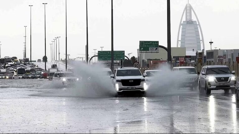 Dubai Floods: आभाळच फाटलं! दुबई तुंबली! अचानक इतका पाऊस का पडला? Mumbai Tak
