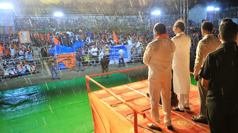 Uddhav Thackeray: भर पावसात ठाकरेंची सभा.. मोदींवर हल्लाबोल, भाषण जसंच्या तसं! भर पावसात उद्धव ठाकरेंची सभा..