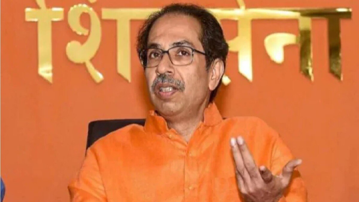 उद्धव ठाकरे यांच्या शिवसेनेच्या प्रचार गीताबद्दल बोलायचं झालं तर हे गीत निवडणूक आयोगाच्या नियमात बसत नाही.