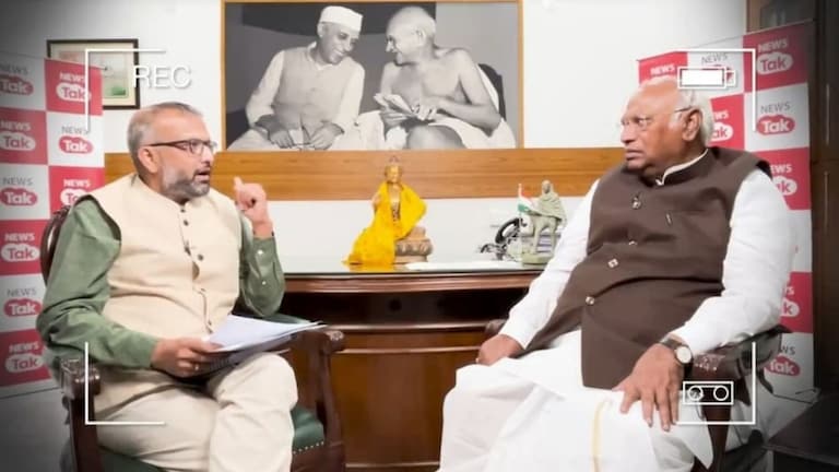 Exclusive Mallikarjun Kharge: अमेठी-रायबरेलीमधून राहुल-प्रियांका लढणार? खरगेंचं मोठं विधान काँग्रेस अध्यक्ष मल्लिकार्जुन खरगेंची एक्सक्लुझिव्ह मुलाखत