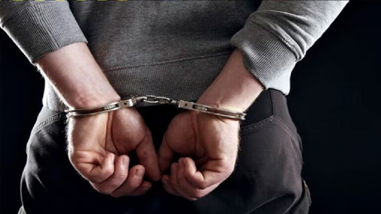 Crime : कर्जाचे हफ्ते थकवलेल्या गाडीची विक्री करून फसवणूक, व्यावसायिकाला गंडा घालणारे दोघे गजाआड 77 लाख रूपये पंकज सिंग यांच्या फर्मला वाहन खरेदी करण्यासाठी हस्तांतरित केले.