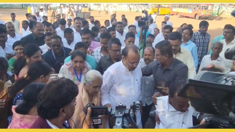 Baramati Lok Sabha : अजित पवारांची आई नेमकी कुणाच्या घरी होती? अजित पवार यांनी आई आणि पत्नीसह मतदान केले.