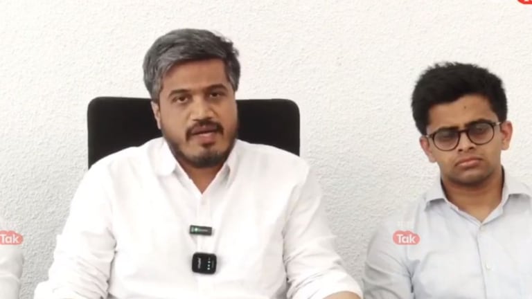 Rohit Pawar : 'बारामतीत 200 कोटीच्या आसपास पैसै वाटप, एका मतदाराला...', रोहित पवारांचा खळबळजनक दावा बहिणीला पाडण्यासाठी सहा महिन्यापूर्वी दादा संपुर्ण यंत्रणा घेऊन गेले होते.