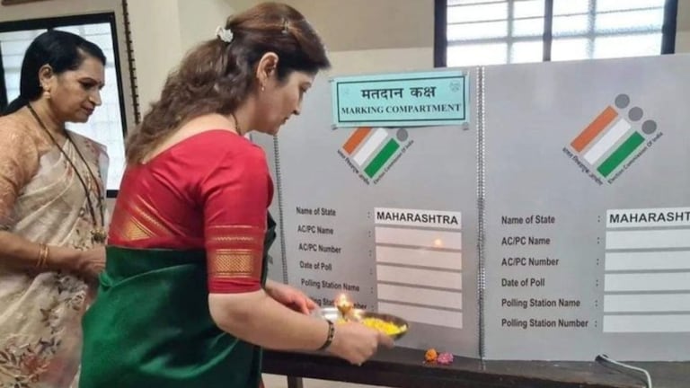 Rupali Chakankar : EVM ची पूजा करणाऱ्या रुपाली चाकणकर प्रचंड अडचणीत, नेमकं प्रकरण काय? रुपाली चाकणकर यांच्यावर सिंहगड पोलीस ठाण्यात गुन्हा दाखल