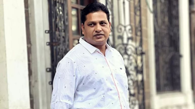 मुंबई Tak चे वरिष्ठ व्हिडिओ जर्नालिस्ट वैभव कंगुटकरांचं हृदयविकाराच्या झटक्याने निधन वरिष्ठ व्हिडिओ जर्नालिस्ट वैभव कंगुटकर यांचं निधन