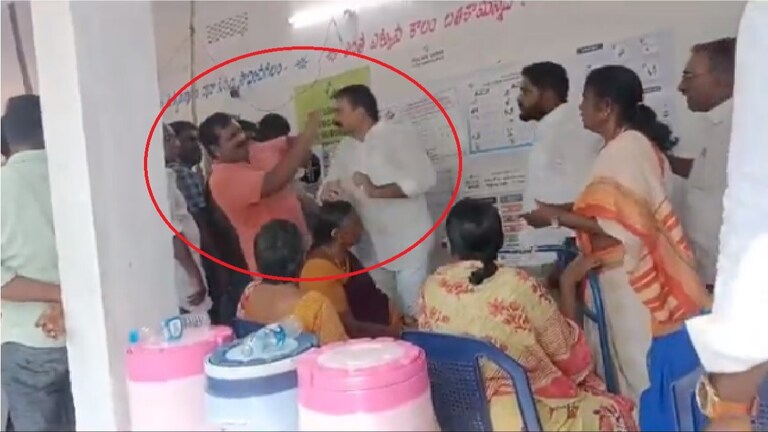 VIDEO : आधी आमदाराने लगावली कानशिलात, नंतर मतदाराने...; मतदान केंद्रावर दे दणा दण! आमदाराने मतदाराच्या कानशिलात लगावली,