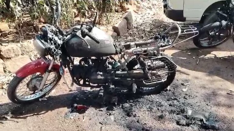 पेट्रोल ओतून अज्ञाताने पेटवल्या तीन गाड्या, रत्नागिरीत नेमकं काय घडलं? पेट्रोल ओतून अज्ञाताने पेटवल्या तीन गाड्या, रत्नागिरीत नेमकं काय घडलं?