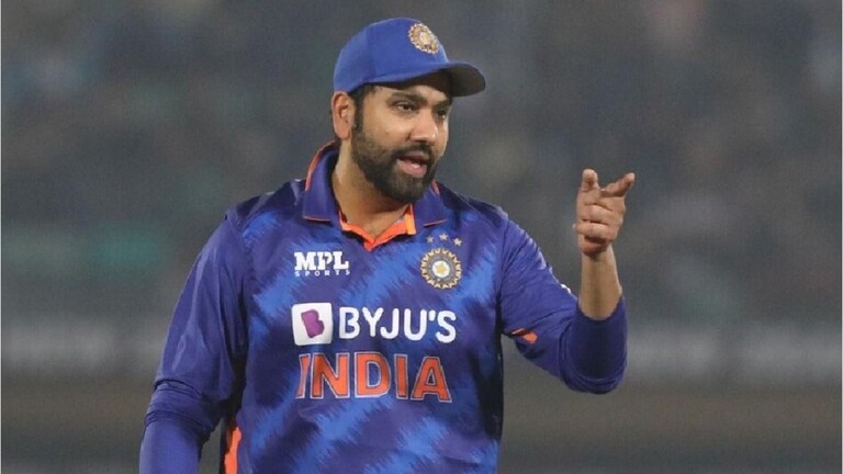 IPL 2024 : रोहित शर्मा प्रचंड भडकला, ब्रॉडकास्टरलाच सुनावलं; नेमकं काय घडलं? रोहित शर्माने आयपीएल ब्रॉडकास्टर चॅनेलला कडक शब्दात सुनावले आहे.