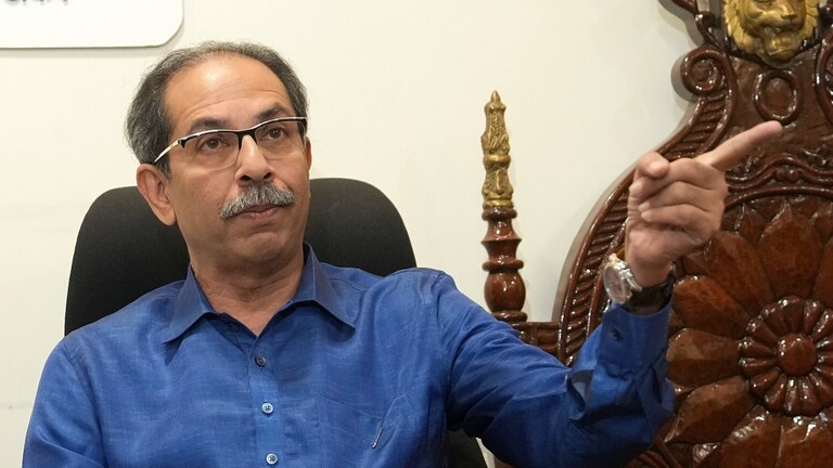 Mumbai Voting: 'अधिकाऱ्यांना खोलीतून सोडू नका, पहाटेचे 5 वाजले तरी...', ठाकरे प्रचंड संतापले! Mumbai Tak