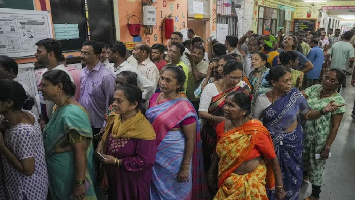 मतदान केंद्राबाहेर मतदारांच्या लांबच्या लांब रांगा लागल्या आहेत. 