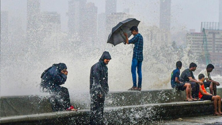 Mumbai Weather Update : मुंबईकरांसाठी गुड न्यूज! 'या' दिवशी येणार मान्सून मुंबईकरांची गरमीपासून सूटका होण्याची शक्यता आहे.