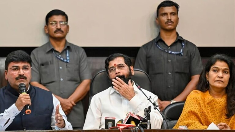Maharashtra Lok Sabha : "तिकीट न देण्यासाठी एकनाथ शिंदेंवर होता दबाव", शिवसेना नेत्याने फोडला बॉम्ब शिंदे साहेबांमध्ये मला उमेदवारी देण्याची तळमळ होती