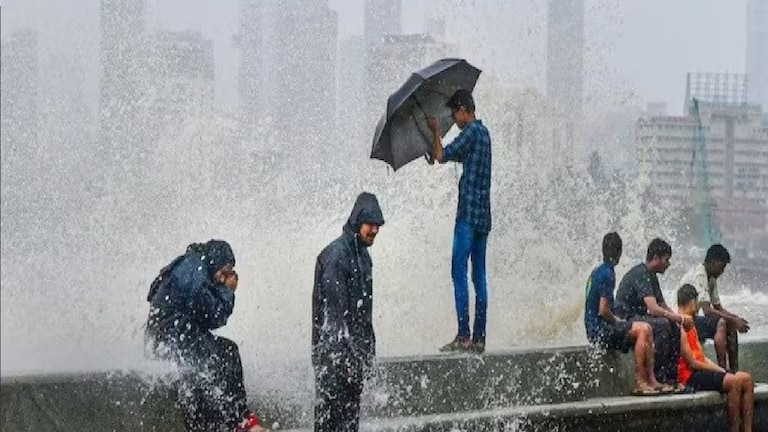 Mumbai Rain : मुंबईकरांनो, काम असेल तरच बाहेर पडा! IMD कडून अतिमुसळधार पावसाचा इशारा मुंबई आणि ठाणे भागात मुसळधार आणि अति मुसळधार पाऊस पडणार आहे.