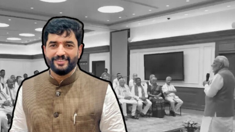 Modi Cabinet 2024 : पुण्याचा माजी महापौरांची मोदींच्या मंत्रिमंडळात एन्ट्री, मुरलीधर मोहोळांचा राजकीय प्रवास महाराष्ट्रातून पहिल्याच टर्ममध्ये खासदार झालेले मुरलीधर मोहोळ (Murlidhar Mohol) यांना मंत्रिपदाची लॉटरी लागली आहे.