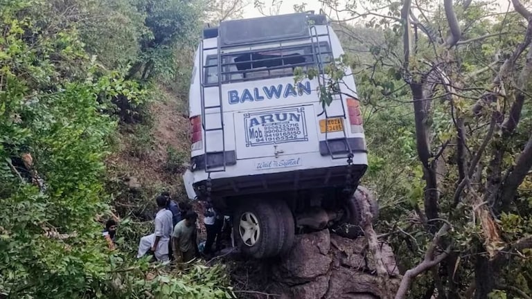 जम्मू-काश्मीरमध्ये भाविकांच्या बसवर भ्याड दहशतवादी हल्ला,10 जणांचा मृत्यू! Mumbai Tak