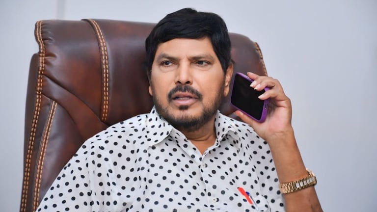 Ramdas Athawale: एकही खासदार नसताना मोदी मंत्रिमंडळात आठवलेंची सीट का असते फिक्स? एकही खासदार नसताना मोदी मंत्रिमंडळात आठवलेंना मंत्रिपद कसं मिळतं?