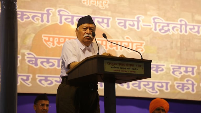 Mohan Bhagwat : "मणिपूरकडे लक्ष द्या, सहमतीने देश चालवा", RSS ने पिळले केंद्राचे कान Mumbai Tak